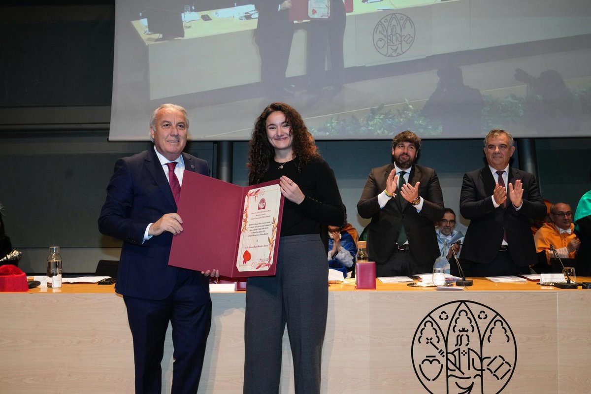 Emotiva entrega del Premio Rector Loustau al Espíritu Universitario y los Valores Humanos, a título póstumo, al querido y admirado profesor Francisco Marsilla <a href="/LetrasUMU/">Facultad de Letras UMU</a>. Recogido por su hija "Cómo el decía cuando uno hace lo que ama, deja huella en uno mismo y en los demas".