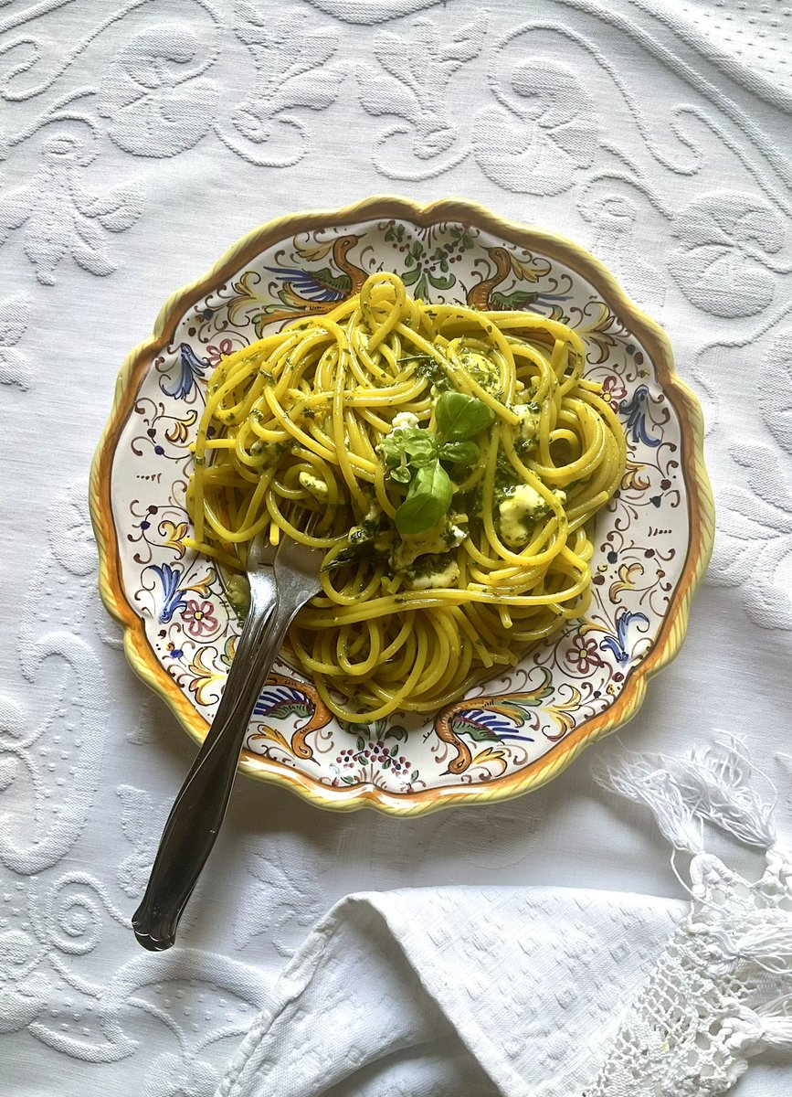 Vintage con gusto. 
𝐒𝐩𝐚𝐠𝐡𝐞𝐭𝐭𝐢 𝐒𝐞𝐧𝐚𝐭𝐨𝐫𝐞 𝐂𝐚𝐩𝐩𝐞𝐥𝐥𝐢 𝐚𝐥𝐥𝐨 𝐙𝐚𝐟𝐟𝐞𝐫𝐚𝐧𝐨 𝐜𝐨𝐧 𝐄𝐫𝐛𝐞 𝐀𝐫𝐨𝐦𝐚𝐭𝐢𝐜𝐡𝐞 𝐞 𝐂𝐫𝐞𝐬𝐜𝐞𝐧𝐳𝐚 
Buon pranzo!
#LunchBreak in #Liguria …ggrace-graceinthekitchen.blogspot.com/2026/01/spaghe…