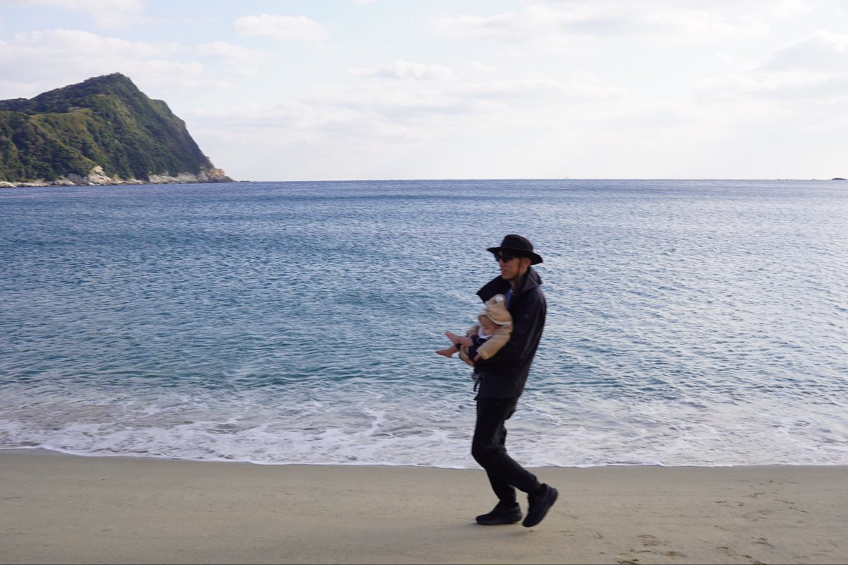 moyulog's tweet photo. 冬の甑島（こしきしま）に、約1週間。

いやぁ〜、えかった🏝️
（語彙力、島に置いてきた）

食、景色、出会い——
全部最高だったけど、
いちばんのハイライトは

赤さん1号・2号の
進化スピードがバグってた件。

今までできなかったことが
できる。話せる。
島の自然は、成長効率よすぎ。 https://t.co/oQma4RXqYb