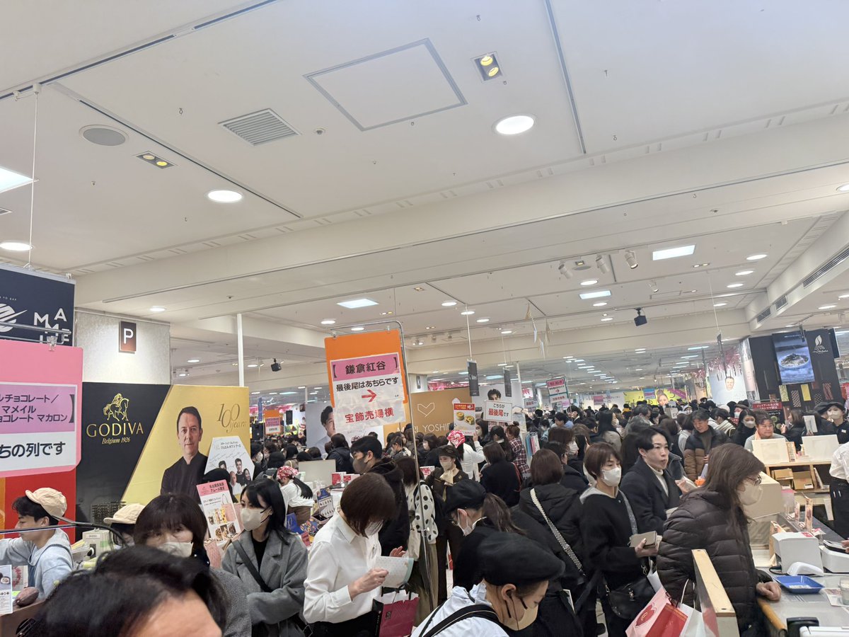 puu0906's tweet photo. 今年も #アムールデュショコラ 参戦してきました🧡
今年はいくら使うことになるんだろ❓w

#チョコ #バレンタイン ＃美容師の休日 #贅沢時間 https://t.co/mKWiMOSsng