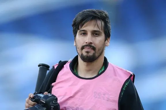 فالوور زیادی ندارم اینجا ولی امیدوارم این توییتم دیده بشه… #حامد_عراقی عکاس ورزشی و مخصوصا فوتبال زنان که سالهاست بچهای رسانه ورزشی می‌شناسنش از ۱۹ دی بازداشت شده و هیچ خبری از وضعیتش منتشر نشده…