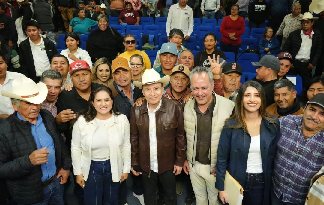 teoaya's tweet photo. Unidad, Trabajo y Compromiso

En Huatabampo @AlfonsoDurazo se alineó ante los pescadores y los gobernadores Yoremes
"Quiero cerrar mi último tramo de mi administración con la misma visión q tuve en mis tiempos de carencias en Bavispe: ayudar a los q más necesitan"

@Elparaclito https://t.co/Db8lGh9E7d