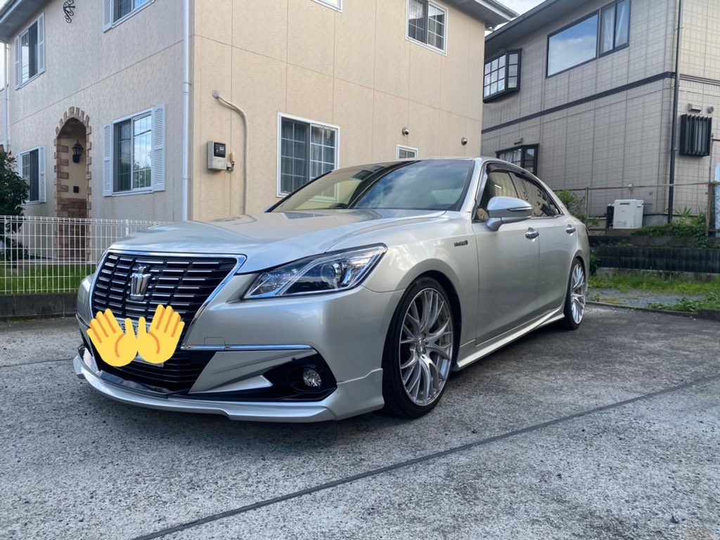 nari___haru's tweet photo. クラウン　ロイヤル

今はホイールはパンクしてるのでスタッドレス履かせてます。

車検半年ぐらいついてます。
距離は約13万キロ

現状左のサイドステップ割れてます。

70万

#車売ります https://t.co/nCOX9PD9FU