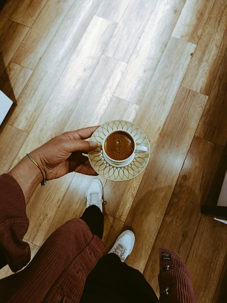 İnsan yaptıklarını değiştirebilir, ama isteklerini asla değiştirmez.. 

Bende kahvemle güne eşlik ediyoruz☕