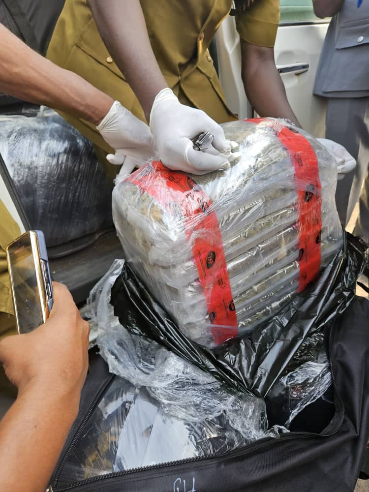 PrimetimeRepor1's tweet image. Apapa Customs, NDLEA Intercept 347.5kg of Canadian Loud Concealed In 13 Bags primetimereporters.com/2026/01/apapa-…