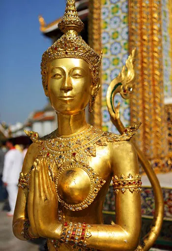 ThaiExpatLife's tweet photo. Stop wai-ing everyone.

A common mistake new foreigners make in Thailand is wai-ing everyone they meet.

They think they’re being polite and respectful, but in actuality, it tends to cause a lot of awkwardness and discomfort for Thais.

The wai isn’t a generic Thai “hello.” It’s also not the same as a handshake.

It’s an acknowledgment of social hierarchy.

This can feel uncomfortable for Westerners, because we’re trained to equate respect with equality. Thailand doesn’t work that way. Here, respect is directional.

If you wai indiscriminately, to hotel staff or cashiers (people clearly junior to you), you’re not being respectful. You’re creating awkwardness.

If you winced at reading “people who are junior to you”, that’s your Western upbringing showing through.

But if you’re choosing to wai people, you’re engaging with Thai culture, and it’s worth getting it right, without imposing your own view of the world onto local people.

Thai culture prioritizes:
• relative status
• age
• role
• context

And as a guest at the hotel, you “out rank” the hotel staff. As a customer at a restaurant, you “out rank” the servers. This does not mean you’re better than them; so acknowledging this difference in social rank does not mean you’re asserting personal superiority over them. And Thai people know this.

In almost all casual social interactions, you should respond to a wai with a gentle head nod. That is 100% sufficient. Doing more than that can feel uncomfortable to the Thai recipient.

For the social interactions that genuinely do call for wai-ing, I’ll follow up with a breakdown of all the types of wai-ing, and when to use each one.