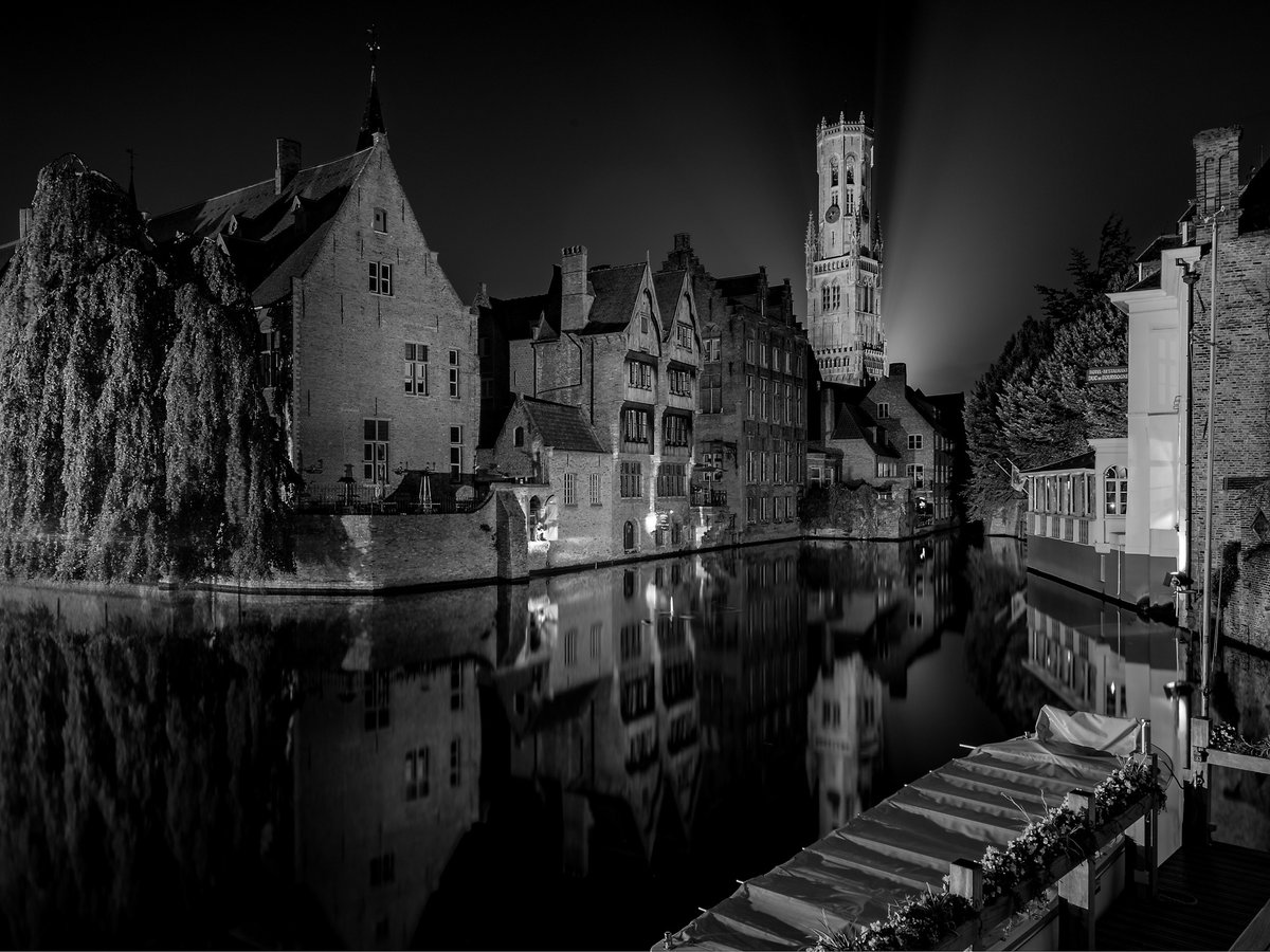 Rowtography_'s tweet image. Good morning from NE England, Hope you are all well.

Who doesn't love a bit of nighttime BNW? So here is Brugge at night.

#Brugge #BlackAndWhitePhotography #LongExposure #NightPhotography #ArchitectureLovers