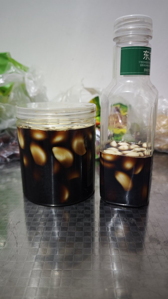 之前某年跟一伙计哥自己泡的腊八蒜味道贼好，挑点手感硬的🧄，削头去尾处理处理，到时候看看效果
