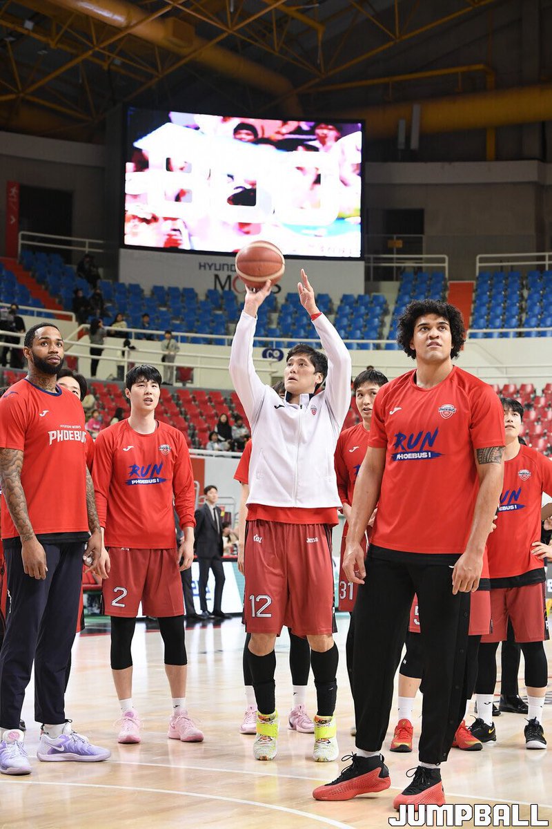 본인 800 경기 기념 영상 후배들 다 보고 있는데 그러거나 말거나 슛이나 쏘던 아버지.. 실제 인터뷰 반응도 별생각 없는데요? 였고 ㅠㅋㅋ