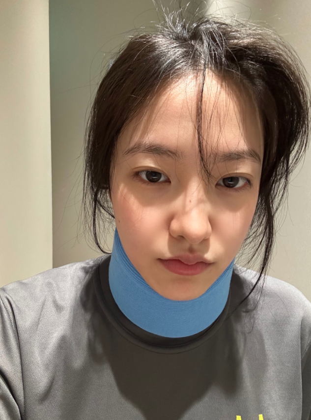 AboutMusicYT's tweet image. Red Velvet's Yeri reveals she broke her neck during Pilates.