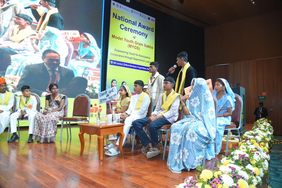 mopr_goi's tweet photo. #MYGS | A mock Model Youth Gram Sabha session by EMRS Kosambuda, #Chhattisgarh was presented during the National Award Ceremony of the Model Youth Gram Sabha.

During the session, students realistically enacted the proceedings of a Gram Sabha by taking on the roles of Panchayat representatives and villagers. They raised important local issues including pension services, cleanliness, utilisation of school funds, and overall village development. Their confident participation and thoughtful discussions offered a vivid glimpse into grassroots decision-making and highlighted the strong civic awareness among young learners.

#ModelYouthGramSabha #LoktantraKiPathshala #MYGS #PanchayatiRaj #MoPR #MYGSAwards #MYGSNationalAward