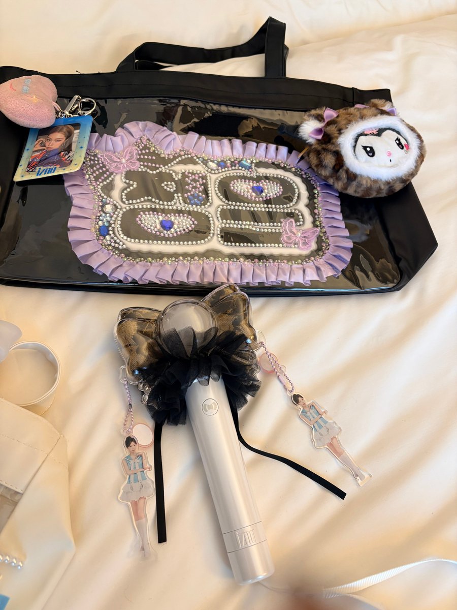 jungeunfile's tweet image. koko’s mom prepared a decorated sign and cheetah themed lightstick for jungeun today so cute omg 🥹