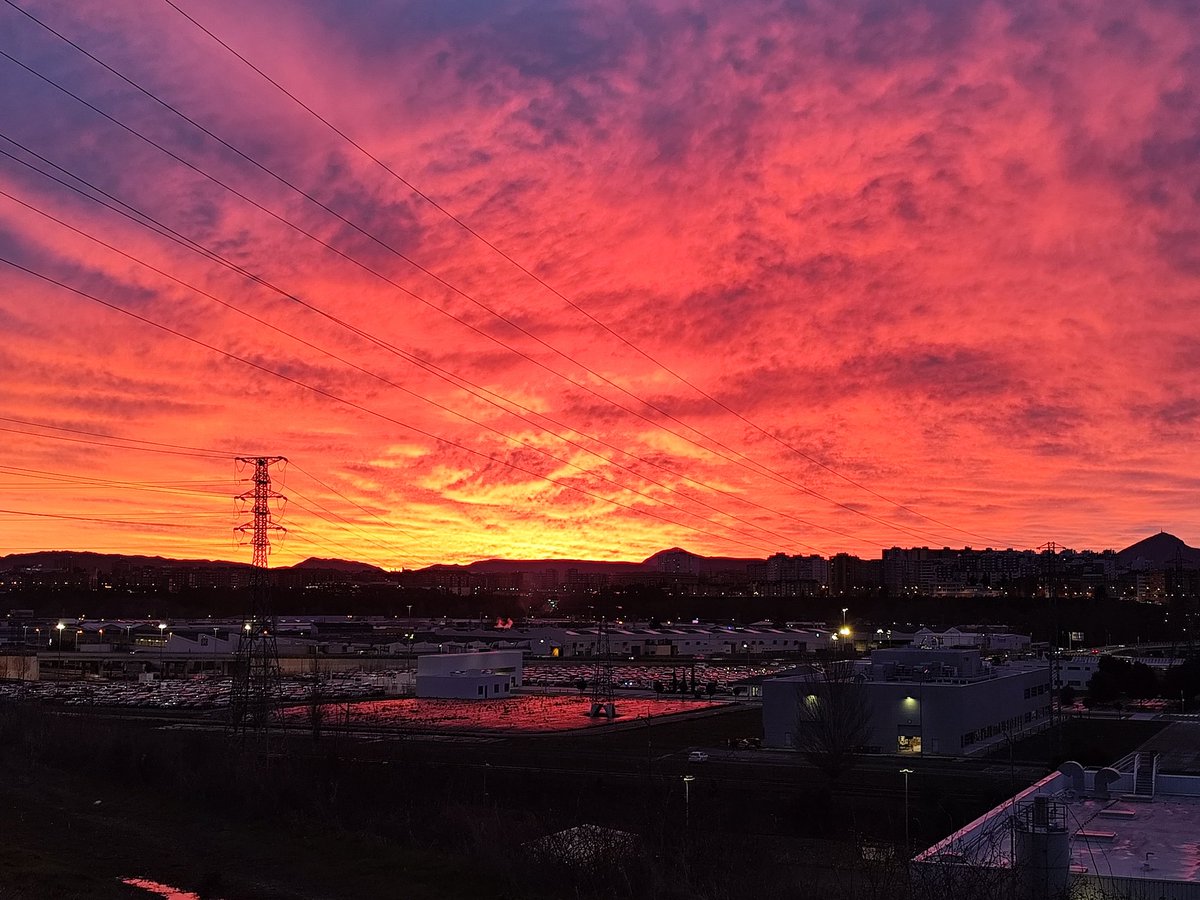 Egun on!! Con está preciosidad hemos amanecido hoy en Iruña......#compartetuamanecer <a href="/Navarrameteo/">Urko Jalle</a> <a href="/Meteonavarra_/">Meteo Navarra</a> <a href="/Navarmeteo_1411/">NAVARMETEO</a> <a href="/Noainmeteo/">Davidd</a> <a href="/Armeteo/">Arnaitz Fernández</a> <a href="/Jose15Josemari/">josemari❤️💛💜</a>