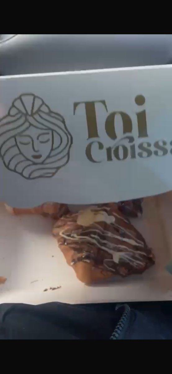 YILLARIN TALAŞ BÖREĞİNİN ÜSTÜNE ÇİKOLATA DÖKÜP KRUVASAN  diye çakmalarına bitiyorum gerçekten .