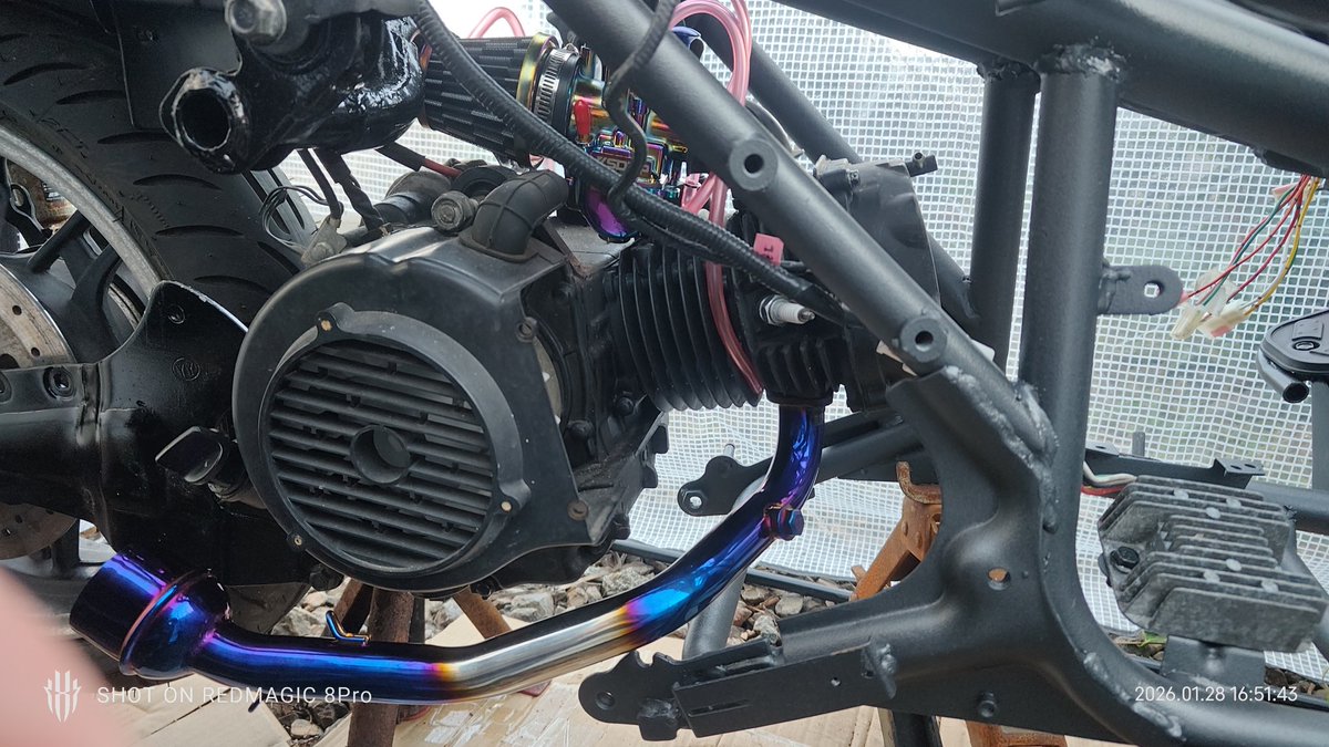t3a1n0a4s4a2t8o's tweet photo. エキパイとキャブを新たに購入。
純正のCKV(パチもんに純正とは?)からPWKへ(折角なのでネタに振った色をチョイス)。
ちょっと干渉するんでインマニの下駄を買う。
#PS250 #PS125 #Big_Ruckus #SSR #ROWDY150 #GY6 #コピーバイク https://t.co/SNrX4Amqct