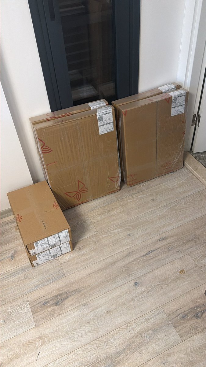 Kelebek ömrü kadar ilgi, asırlık kurulum süresi... 2 aydır yarım kalan odada "Kelebek etkisi" yaşıyoruz. Mobilya değil, çile aldık. 🦋🛠️ <a href="/kelebekmobilya/">Kelebek Mobilya</a>