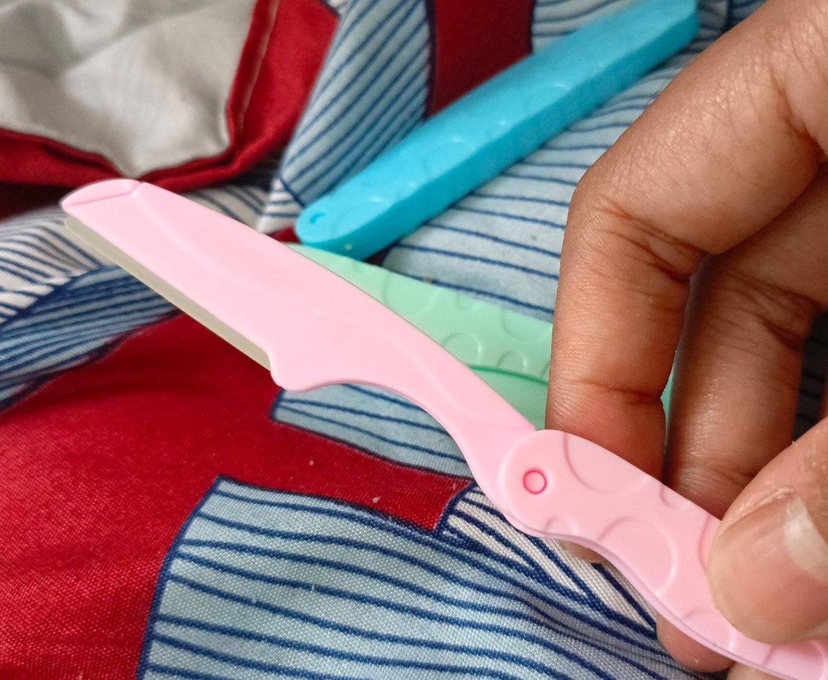 NoraHannah11's tweet photo. Y'all ain't playing around when y'all said that this razor is sharp. I just did one light slice and it already bleed OH MY GOD NEW EQUIPMENT UNLOCK https://t.co/40HuB2HLuF