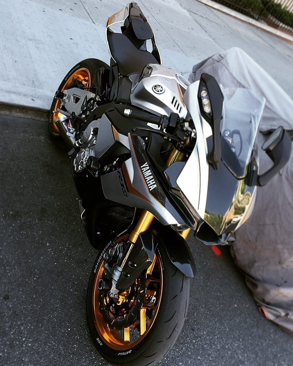 MoreMotorcycles's tweet photo. #Yamaha R1 https://t.co/fRKnhWBIEB