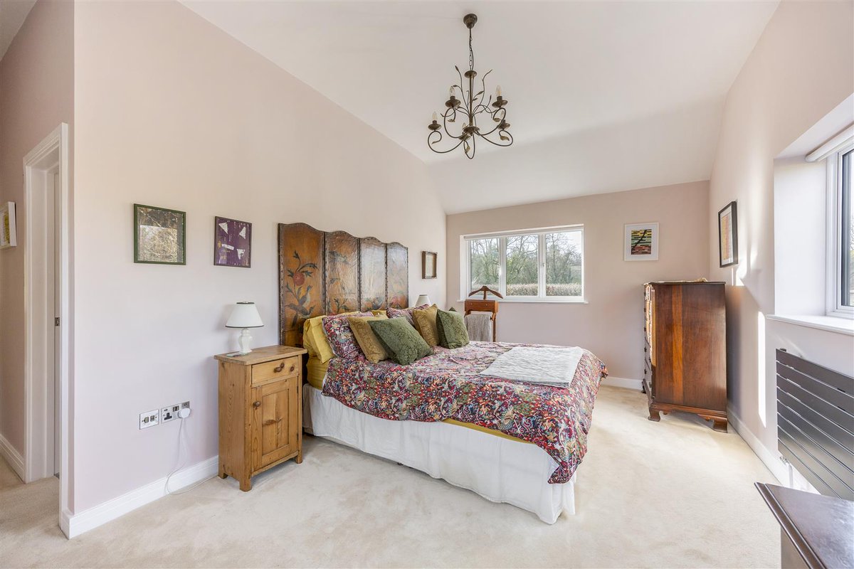 Tucked in the quintessential village of Withington is this beautiful 5-bed cottage, its interiors the perfect blend of rustic charm and contemporary chic, surrounded by mature private gardens 🌳

Find out more: charleslear.co.uk/property/the-f…