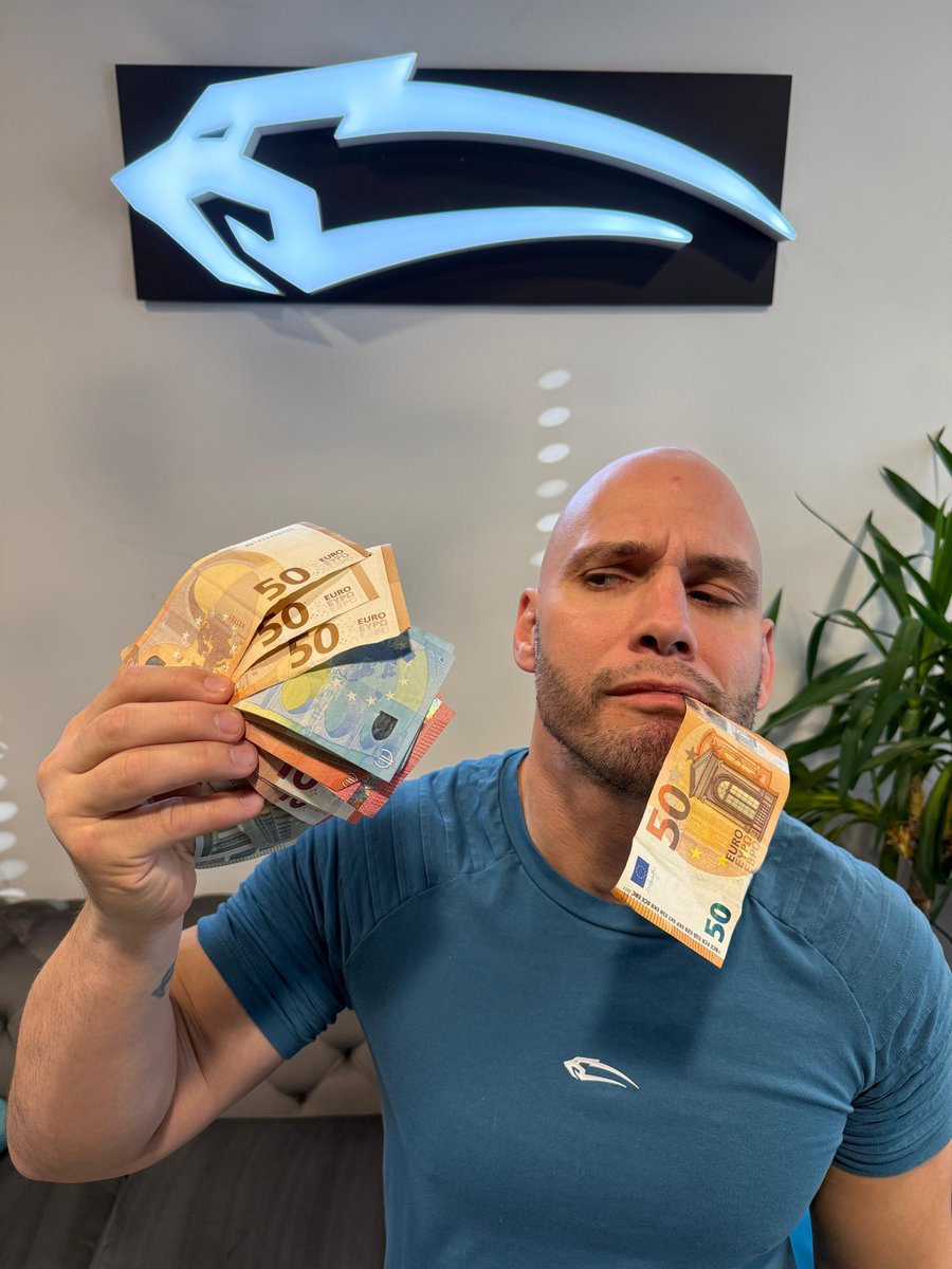 Flying Uwe tweet media