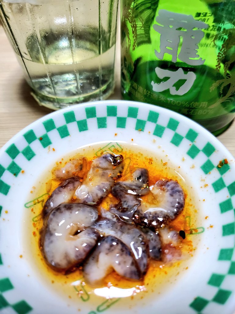 PurpleWorkbench's tweet image. ナマコと日本酒！
子供の頃初めて食べて、苦手だったけど今食べるとうめぇ✨
七味がいいアクセントになってて酒が進みます、酒泥棒です
が、あまり飲んじゃ駄目なタイミングなので二杯でおしまい！