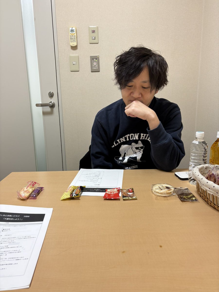 nori2_inakappe's tweet photo. 最悪です。

目の前でどのお菓子を食べるかトーナメント開催されました。 https://t.co/wSPeAmyyyy