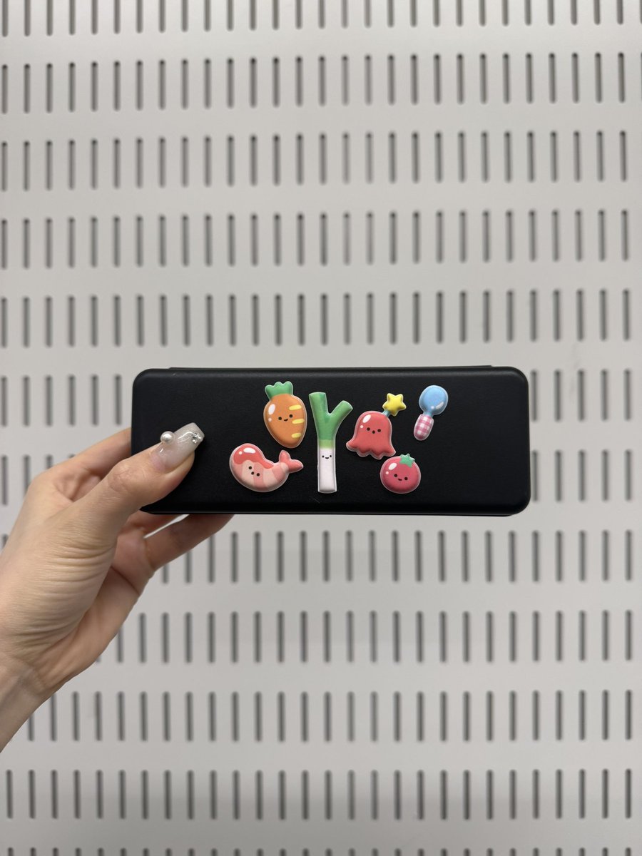 かれんたんがメガネケースをデコってくれた♡♡
テーマは「おべんとうぱにっく」だって🥕🍤🥄🐙🍅