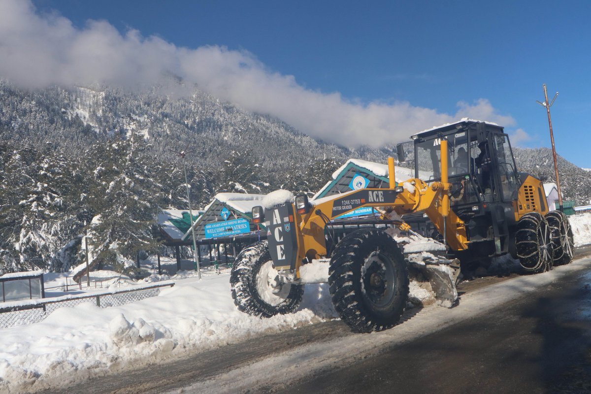 DailyExcelsior1's tweet image. #InPics | Fresh snowfall blankets Pahalgam, turning the tourist destination into a winter wonderland, in Anantnag.

#Snowfall #Pahalgam #Anantnag #JammuAndKashmir
