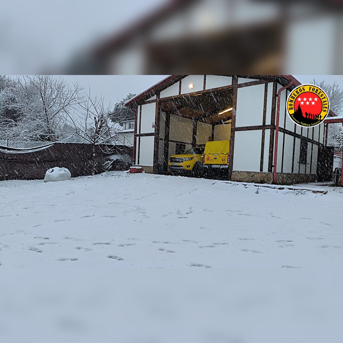 Hoy los #BomberosForestalesCM con funciones en apoyo a inclemencias invernales y equipos quitanieves estamos parados en nuestras bases, no hemos recibido aviso ni alerta por parte de <a href="/ComunidadMadrid/">Comunidad de Madrid</a> ni <a href="/Grupo_Tragsa/">Grupo Tragsa</a>.

Seguimos en SERVICIOS MINIMOS pero dispuestos a trabajar.