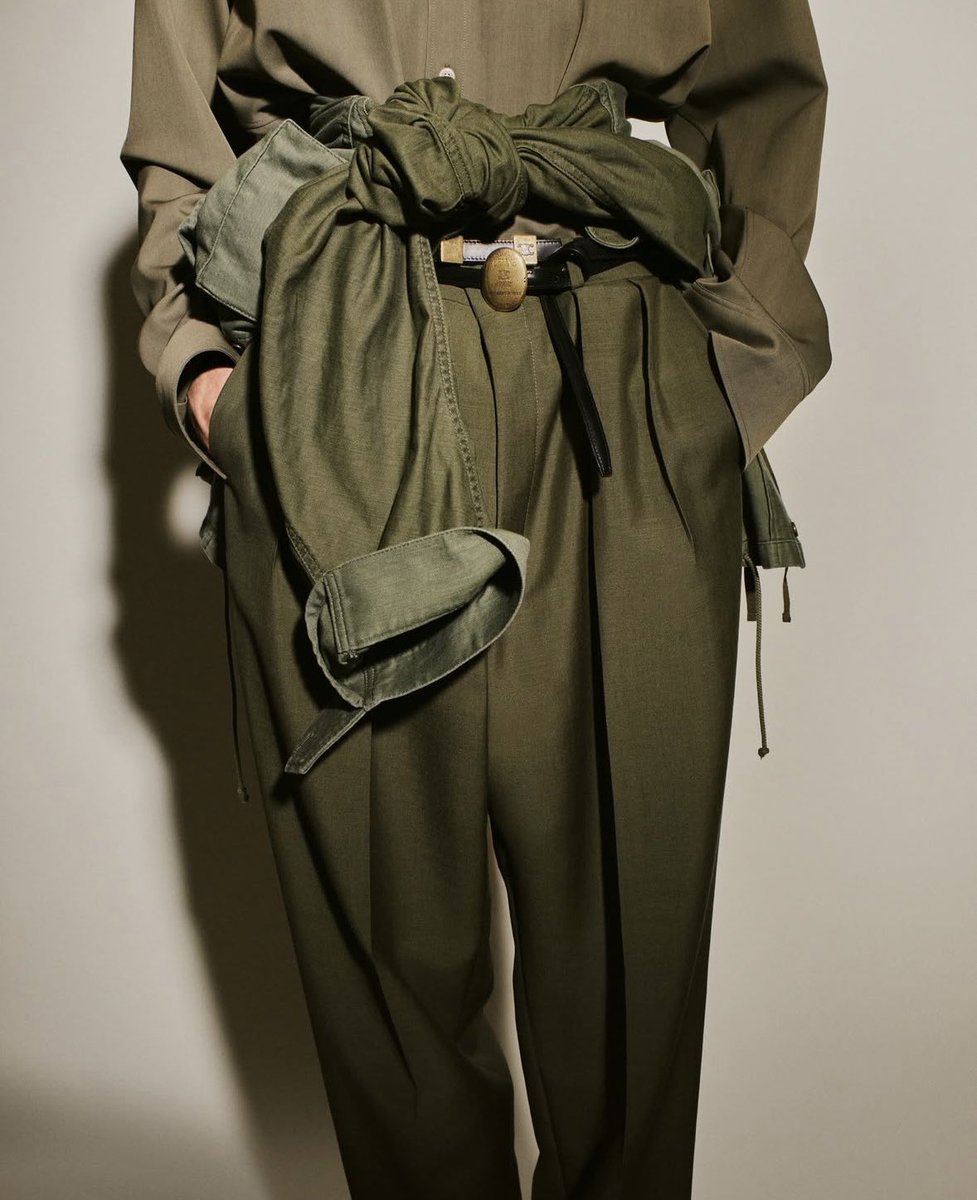 9960002's tweet image. 셀린느
이런 톤온톤의 색감에 언아더 소재감의 매치가 주는 평온한데 한없이 근사한.