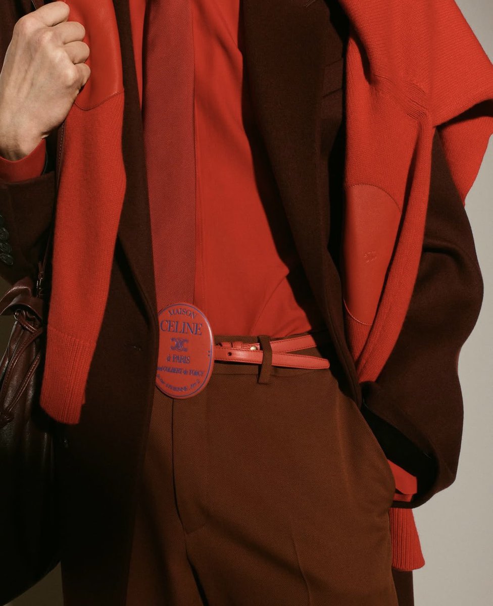 9960002's tweet image. 셀린느
이런 톤온톤의 색감에 언아더 소재감의 매치가 주는 평온한데 한없이 근사한.