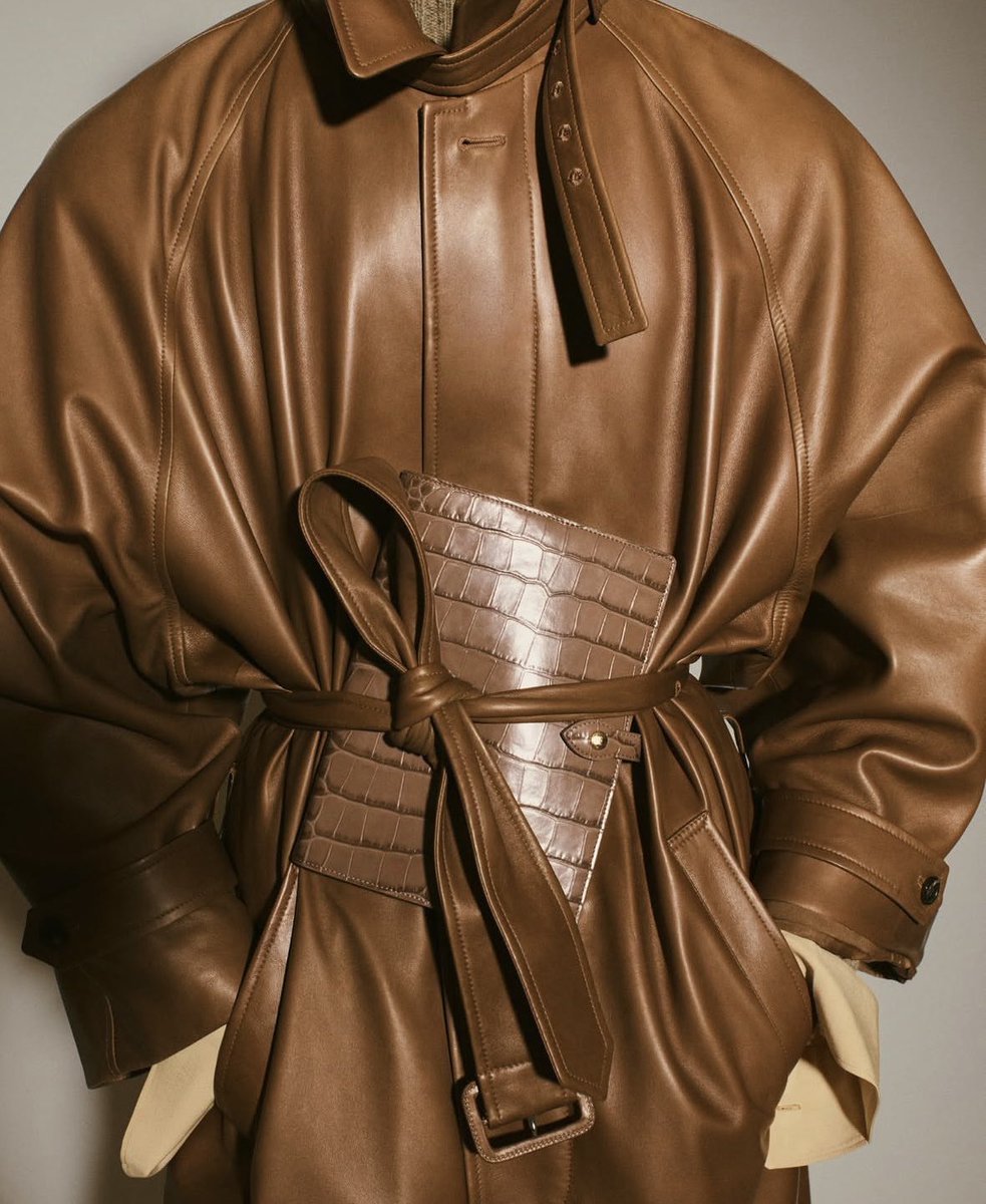 9960002's tweet image. 셀린느
이런 톤온톤의 색감에 언아더 소재감의 매치가 주는 평온한데 한없이 근사한.