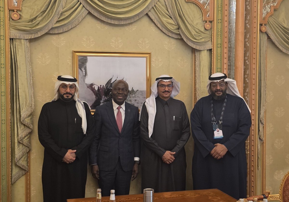 على هامش أعمال المؤتمر الدولي لسوق العمل (#GLMC2026) بالرياض؛ اجتمعت اللجنة الوطنية للجان العمالية بالمملكة مع مدير عام منظمة العمل الدولية (ILO).
​جرى خلال اللقاء بحث سبل تعزيز التعاون المشترك، ومناقشة عدد من القضايا العمالية التي تهدف إلى تطوير بيئة العمل وتعزيز حقوق العمال بما