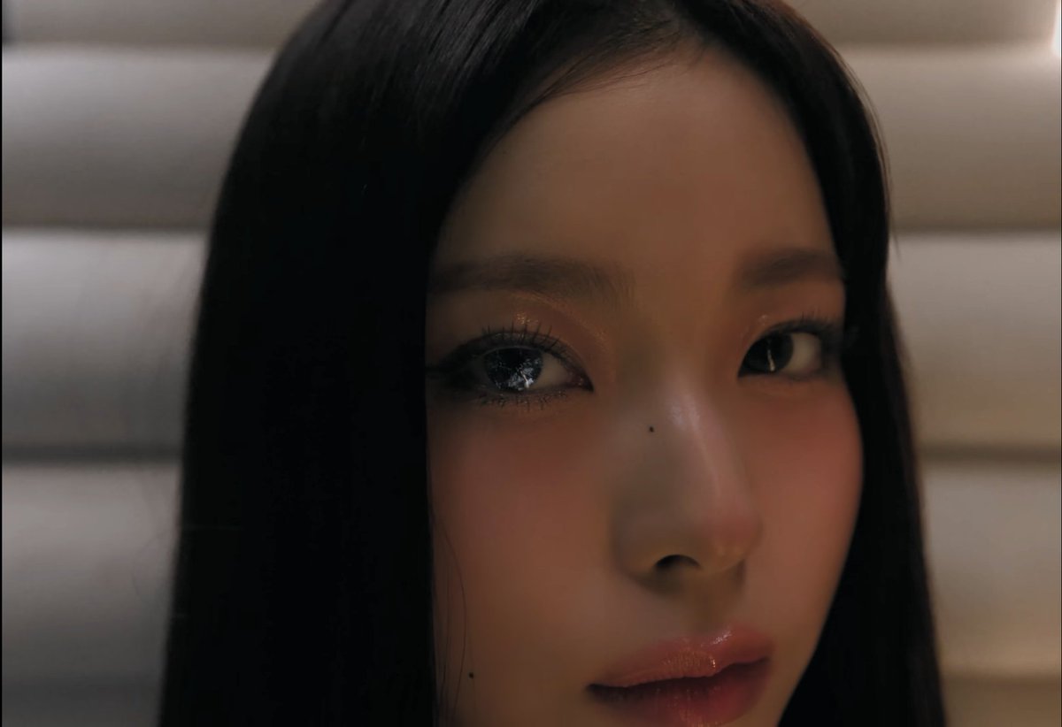 ZelphusTV's tweet photo. The director artistic from this clip is a GOAT ! @cosmograph @PernelleMusic @YOungji1615
From Clip :
"NMIXX(엔믹스) “KNOW ABOUT ME” M/V"
#NMIXX #KNOWBOUTME #NIKKE https://t.co/RWkA6fsMNL