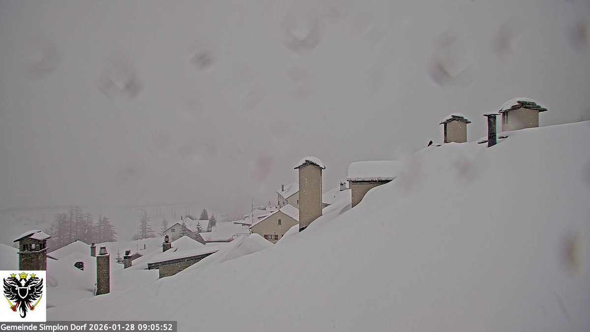Alpenweerman's tweet photo. "Zu greifen nah" ❄️🤨. Actuele webcam beelden Simplondorf (1500m) iets verder op aan de andere kant vd #Simplonpass. Hier aan deze kant Föhnig en geen drup, vlok. Tact 3°C #Termen