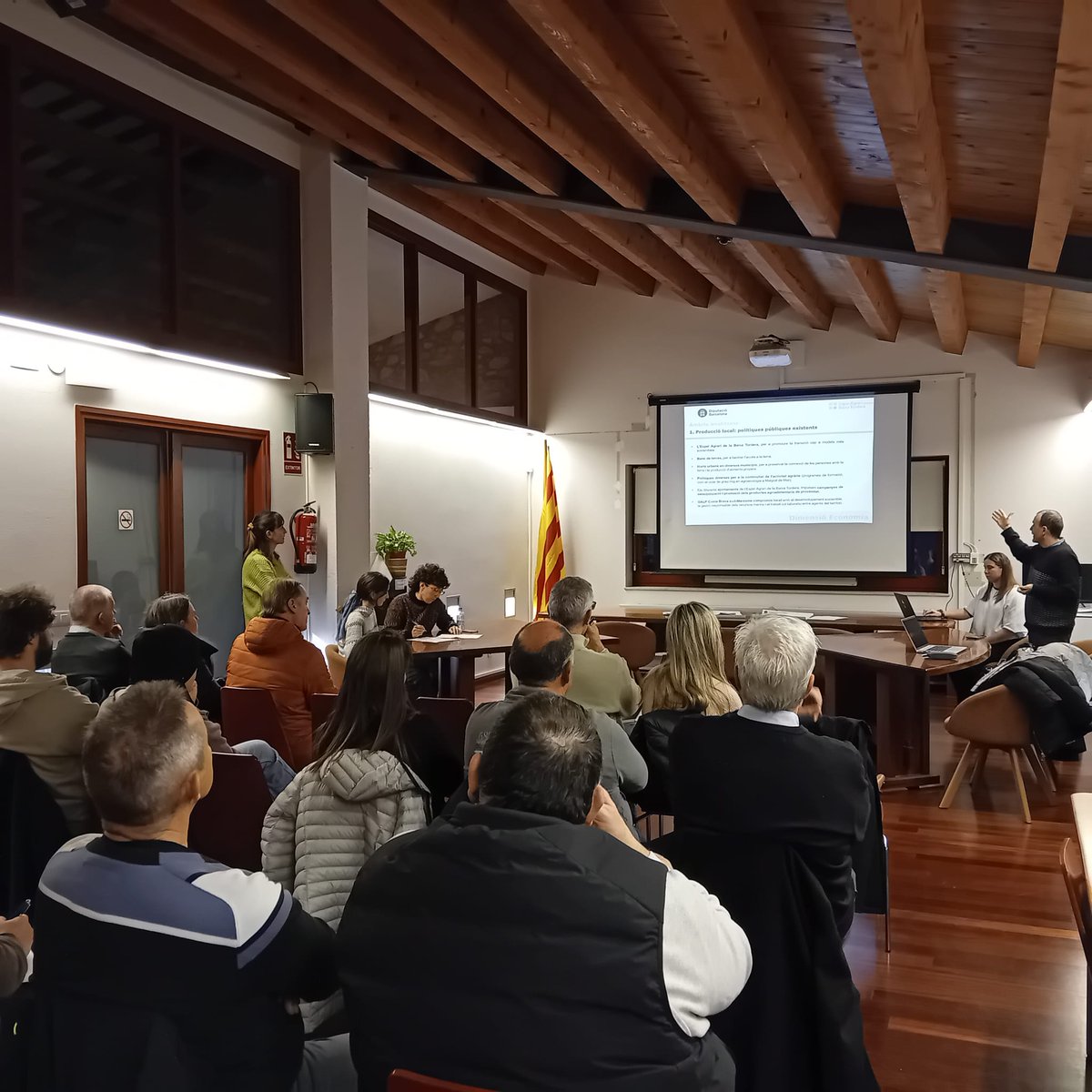 BcnAgraria's tweet photo. 🌱El Pla Alimentari de l'@EABaixaTordera ja està en   marxa.

El passat dilluns, a #Palafolls, es va celebrar el primer taller col·lectiu per construir, des del territori, un sistema alimentari de proximitat, saludable i compartit.

👉https://t.co/DhzigV2sOl

#ParcsAgraris https://t.co/HwflHuhCE8