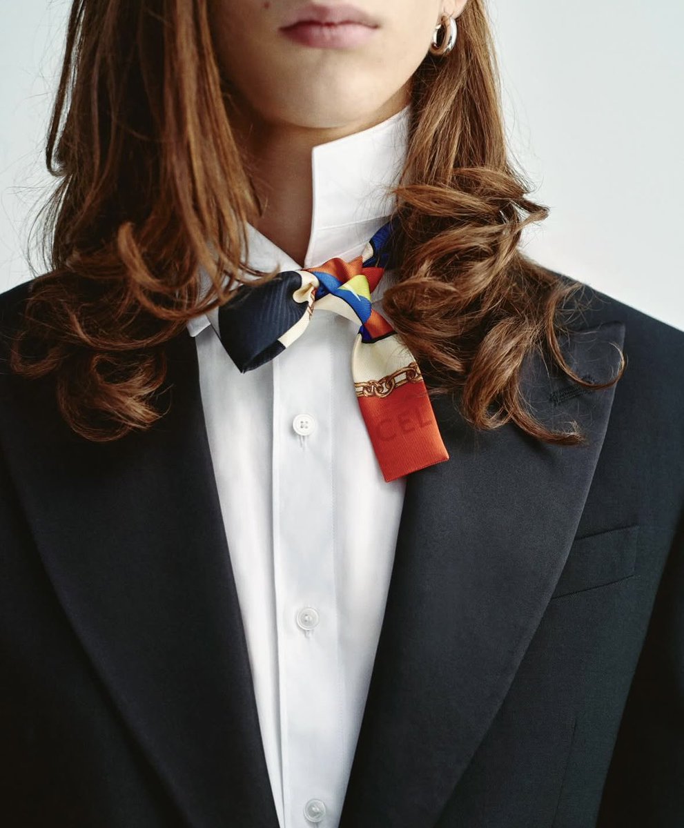 9960002's tweet image. 셔츠 단의 언발란스 컷팅과 트래디셔널 스카프에 반항심을 심은 삐딱함.예상치 못한 가방의 비례감.부분적으로 상쾌하게 날려주는 위트있는 디테일. 이런거 다 잘하는.