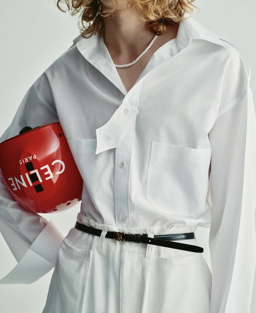 9960002's tweet image. 셔츠 단의 언발란스 컷팅과 트래디셔널 스카프에 반항심을 심은 삐딱함.예상치 못한 가방의 비례감.부분적으로 상쾌하게 날려주는 위트있는 디테일. 이런거 다 잘하는.