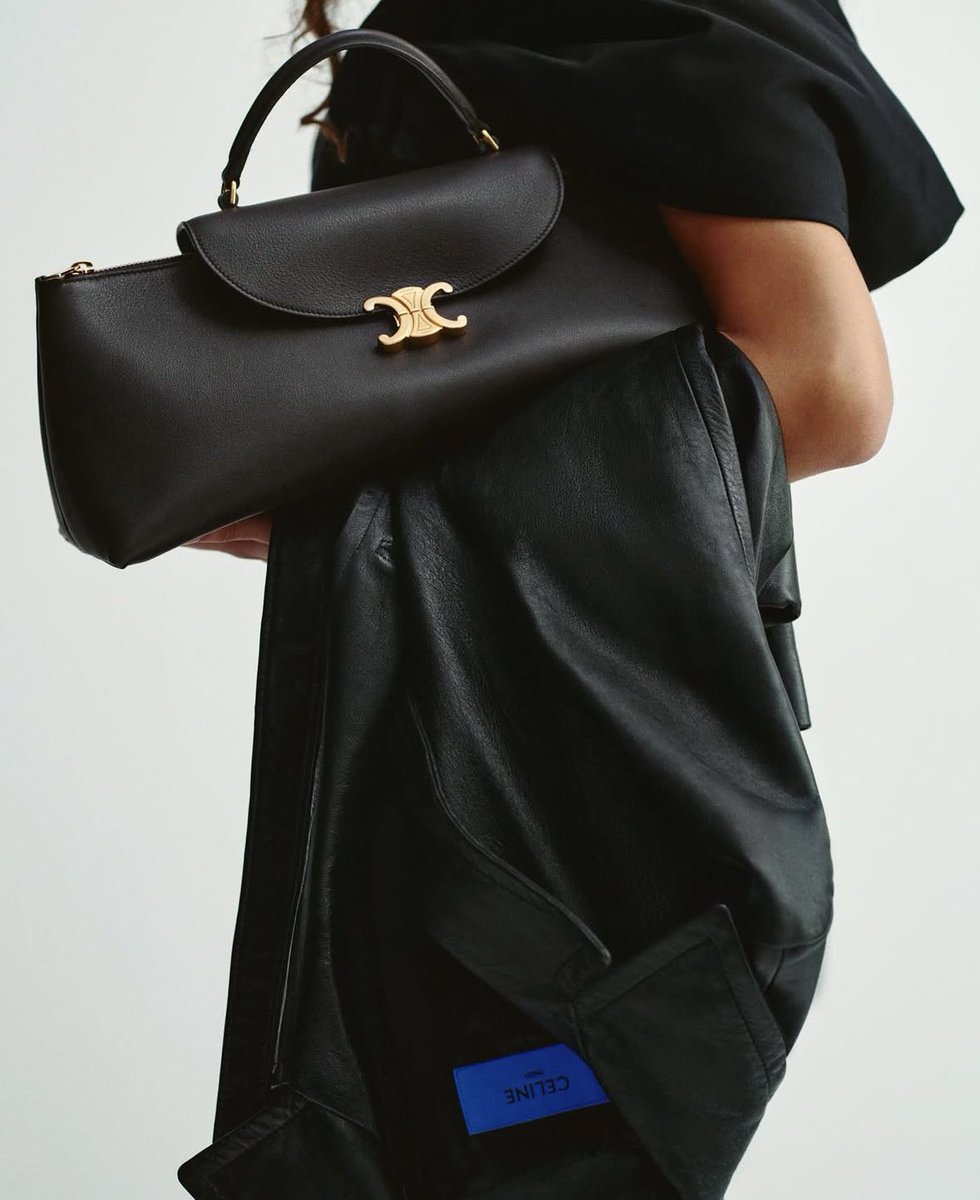 9960002's tweet image. 셔츠 단의 언발란스 컷팅과 트래디셔널 스카프에 반항심을 심은 삐딱함.예상치 못한 가방의 비례감.부분적으로 상쾌하게 날려주는 위트있는 디테일. 이런거 다 잘하는.