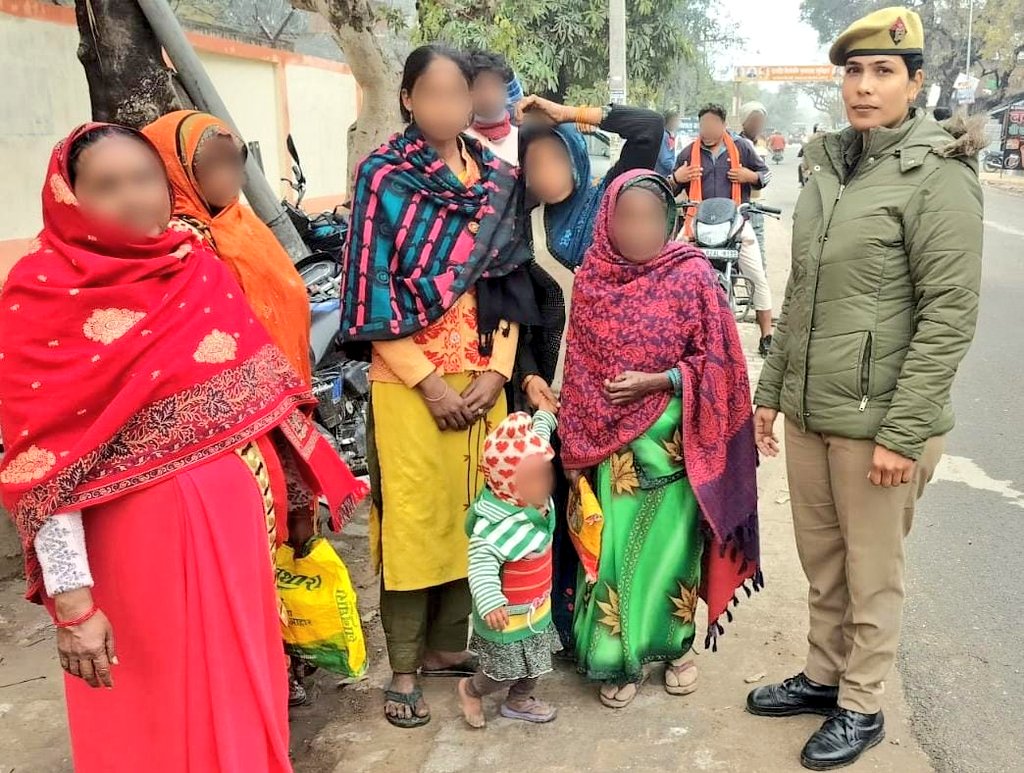 एटा- मिशन शक्ति के तहत जनपदीय पुलिस द्वारा महिलाओं/बालिकाओं को सरकारी योजनाओं, महिला कानून,साइबर अपराधों जैसे डिजिटल अरेस्ट,साइबर बुलिंग आदि के बारें में जानकारी देकर जागरूक किया गया। 
#MissionShakti5 
#MissionShaktiUPP