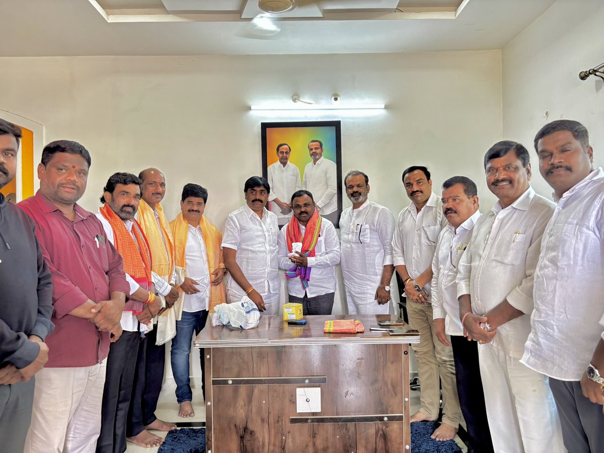 తెలంగాణ రాష్ట్రంలో మున్సిపల్ ఎన్నికల నేపథ్యంలో పార్టీ అదిష్టానం ముథోల్ నియోజకవర్గం భైంసా మున్సిపాలిటీకి ఇన్‌చార్జిగా నియమించిన సందర్భంగా, ఈ రోజు ముథోల్ నియోజకవర్గ సమన్వయ కమిటీ సభ్యులు డా. కిరణ్ కొమ్రేవార్, మాజీ జడ్పీ చైర్మన్ లోలం శ్యామ్ సుందర్, కోర్వ శ్యామ్ తదితరులు శాలువాతో