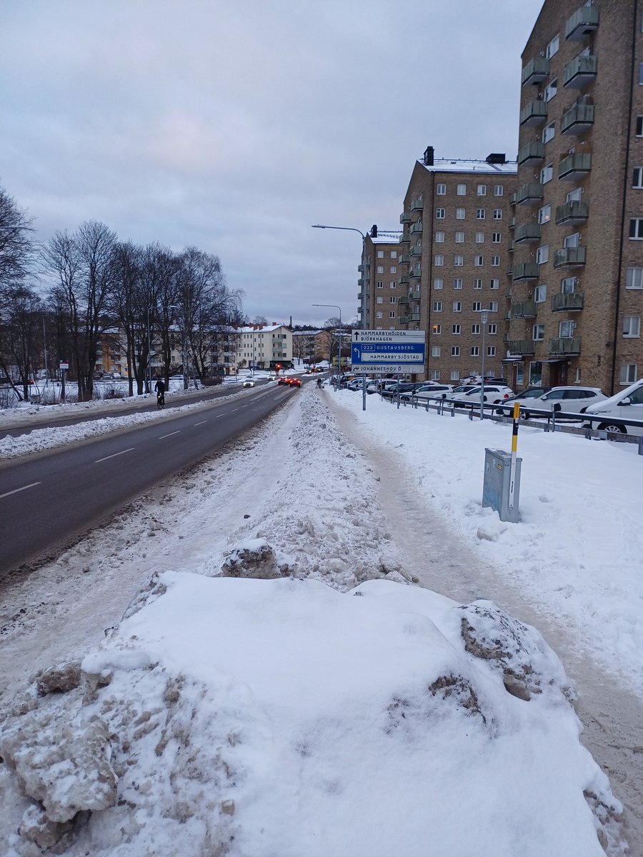 Det är lätt att som lantis raljera över stockholmarnas synpunkter på snöröjning, men det är en ren katastrof på en del håll. Här går hälften av fotgängarna ute i körbanan.