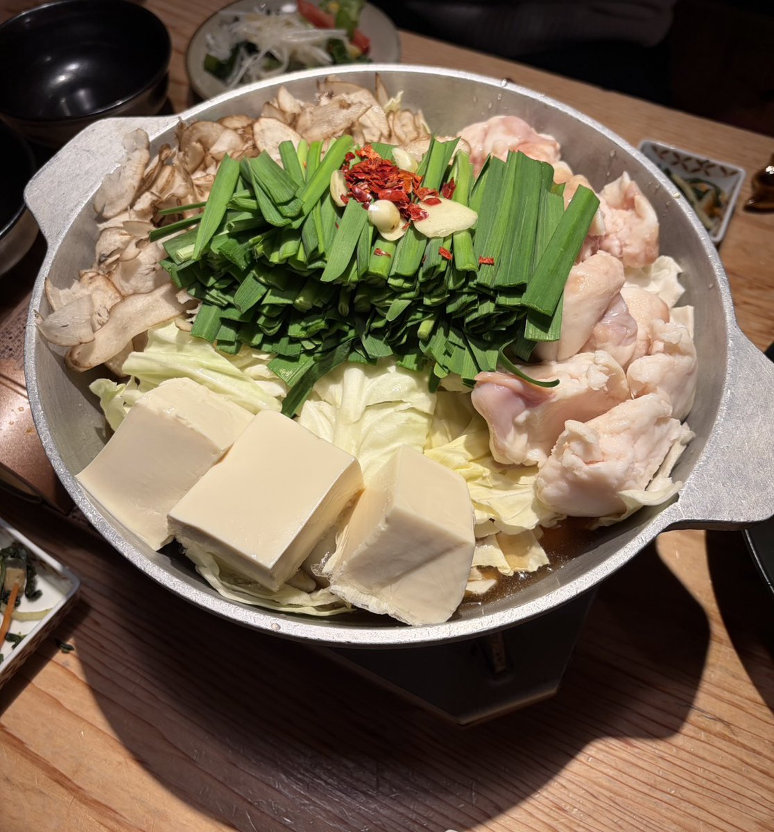 IroriEnt's tweet image. 飯田橋グルメ情報👀

【博多もつ鍋やまや 飯田橋サクラテラス店】
本格的な博多もつ鍋です！！
もつがツヤツヤでとっても美味しい🤩

是非、飯田橋へお越しの際は立ち寄ってみて下さ！
#飯田橋 #グルメ #もつ鍋 #やまや #ゲーム開発 #3DCG