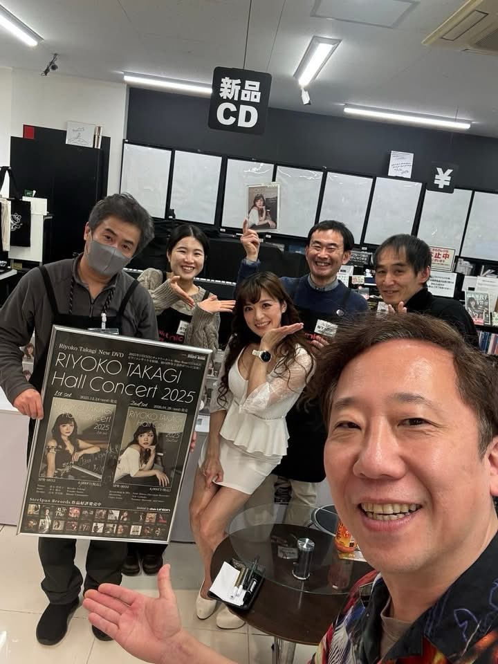riyoriyo_'s tweet photo. こんばんは。
昨日はお茶の水ディスクユニオンにて
DVD発売記念インストアイベント。
この日だけのソロピアノ演奏と、客席の皆さまから質疑応答などスペシャルトークライブ😆
皆さんと一期一会のスペシャルな瞬間が沢山で
新鮮な空気の中とても楽しいひと時でした♡
皆様ありがとうございました！

さて…そんなわけで本日とうとう❣️
ホールコンサートDVDの
【2作目発売日】です！✨
各CDショップなどにも並び始めたと思うので
皆さまぜひチェックしてね🥹

さてそして…！笑

明日からは大阪、名古屋と3daysツアー。
有り難くも大阪は完売、名古屋も初日は
あと【数席】みたいです！
皆さまに会えるの楽しみにしています🥰

1/29(木)大阪アズールテラス(完売)
06-6373-0220

1/30(金)名古屋ミスターケニーズ(残り数席)
052-881-1555

1/31(土)名古屋ミスターケニーズ(昼ライブ)
→こちらのライブは女性がご同伴なら
男性も入場できる“女祭り”ライブです♡