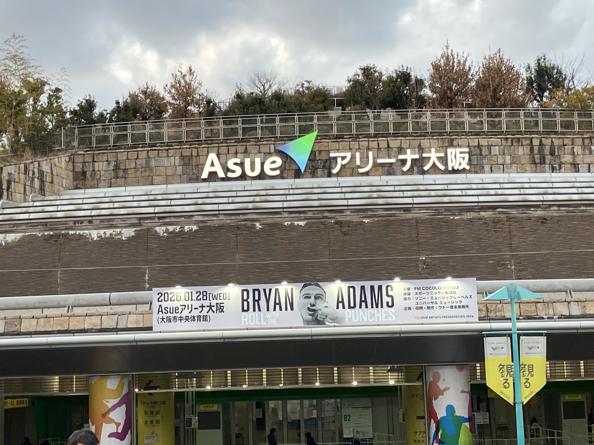 y_mi's tweet photo. 10代の頃から40年以上経っても、ブライアンのライブ前はあいかわらず心臓ドキドキ。

まだあまり人がいなくて心配。盛り上がって欲しいな。

ブライアン・アダムス　大阪 https://t.co/vRsMYEX9JS