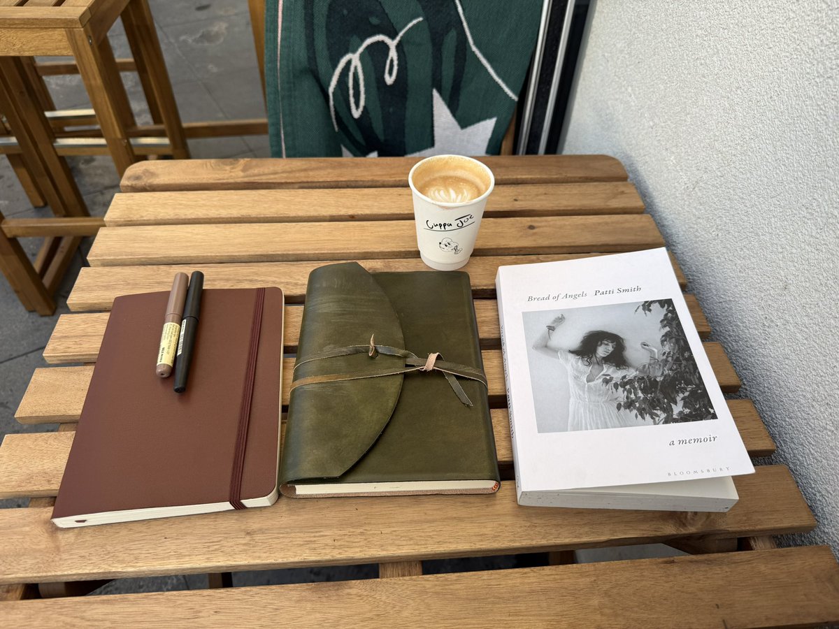 mothintoflames's tweet photo. mornings with patti smith https://t.co/JS0AfDCFVc