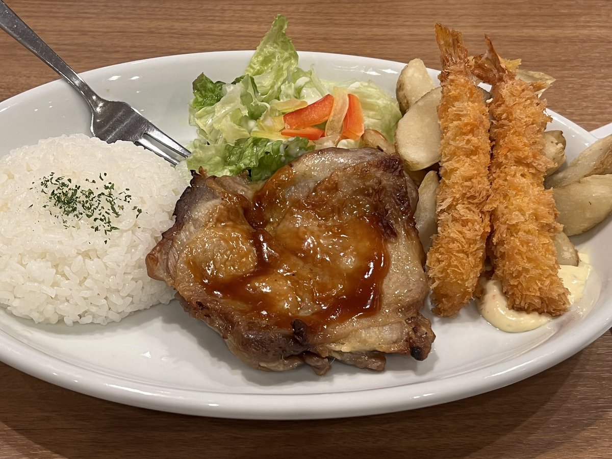 あさから空港まで送りでこき使われたけど奢ってもらってルンルン♪( ◜ω◝و(و "