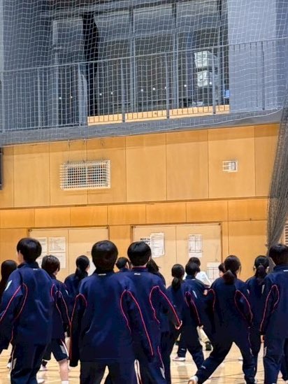 CoYamadaUn's tweet photo. Co.山田うんは、全国各地の小中学校へ出張授業を行っています。今週は、飯森沙百合・佐々木章晃が中野区立中野中学校にてワークショップを行いました。

生徒のみなさんのまっすぐな集中力と自由な発想に、たくさんの刺激をもらいました。 https://t.co/GqIW7cKiy9