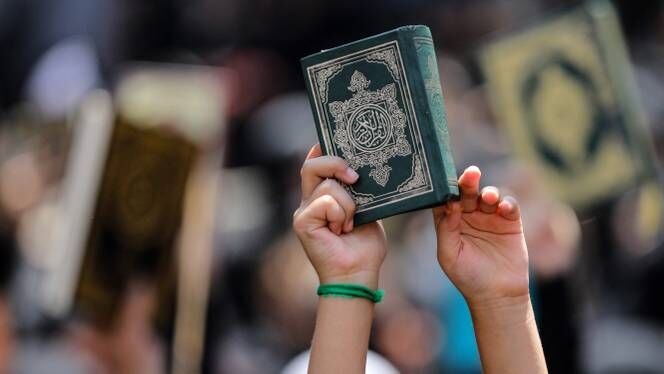 o_m__i_d's tweet photo. پیامبر اسلام صلی الله علیه و آله فرمود: " حرمت قرآن نزد خداوند، مانند حرمت پدر بر فرزند اوست. " بحارالانوار، ج۹۲، ص ۱۹، ح۱۸

#جانم_فدای_قرآن https://t.co/UAmfZDLSlF