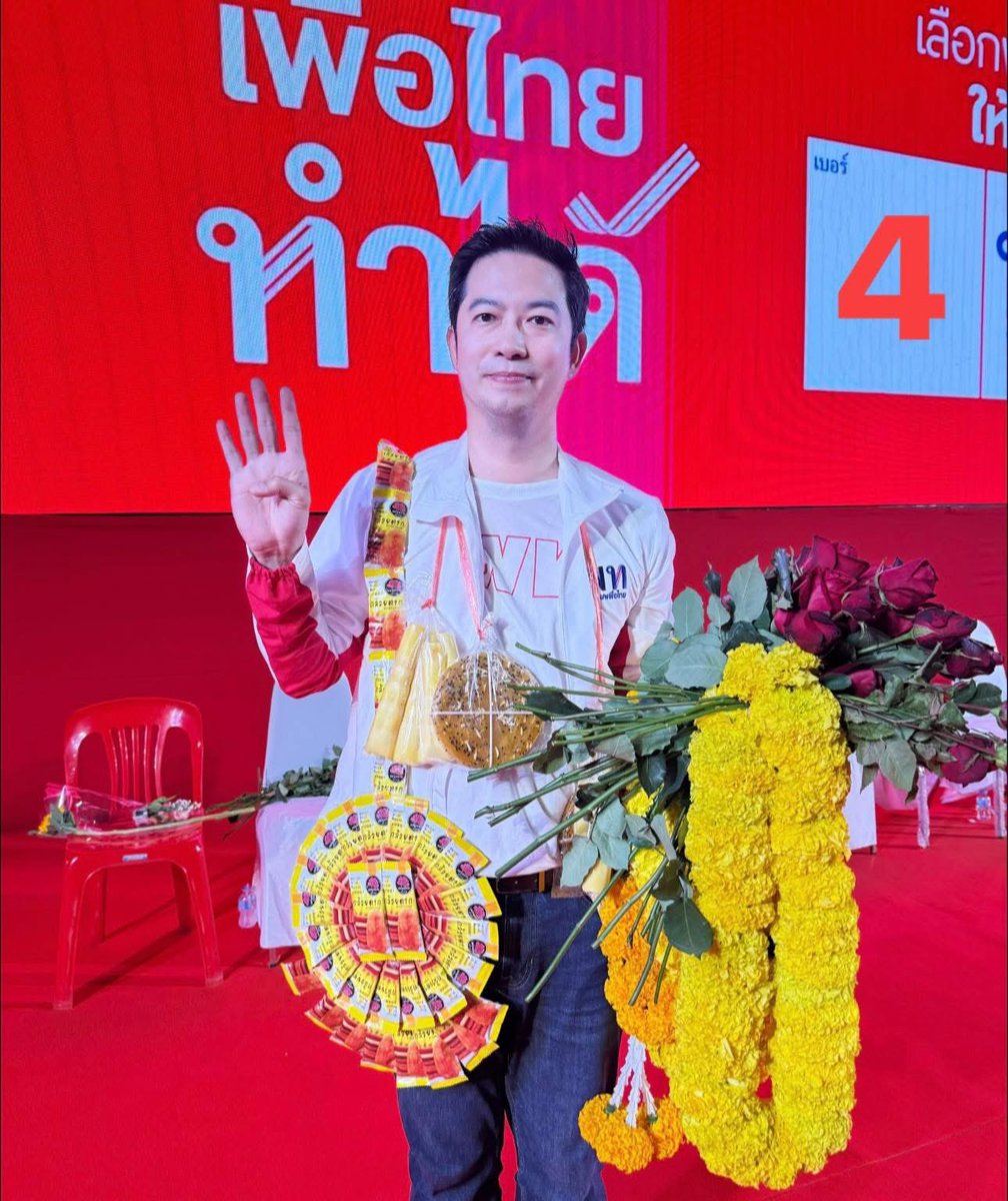 อะป้ายอื่นท วางเทียบให้ดูเลย แดง ส้ม น้ำเงิน โทนส้มป่ะ ป้ายอื่นติดทั่วก็มีชื่อ หน้า พรรค แล้วเค้าอะเจ้าของพื้นที่เดิม ที่ชนะมาตอนเลือกตั้งซ่อมไง โค้งสุดท้ายแล้วอะเนาะ  เอาหมดอะ